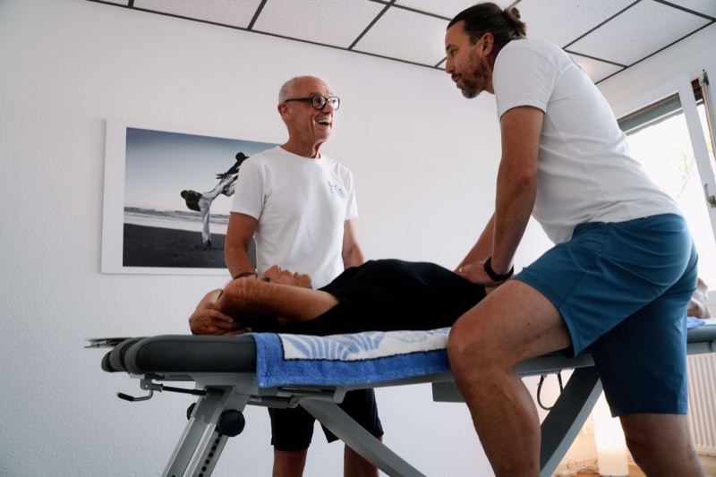 Physiotherapeut bei der Behandlung – OTZ in der Tränke